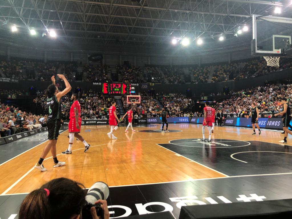 Bilbao Basket celebra el triunfo ante Granada en Miribilla