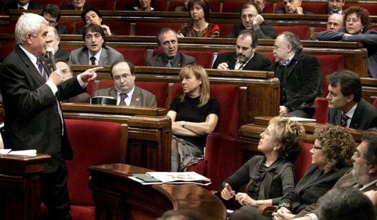 Pasqual Maragall se dirige a la oposición en el Parlament el 24 de febrero de 2005