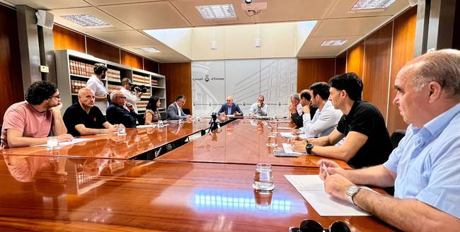 Imagen de archivo de una reunión con los agentes sociales