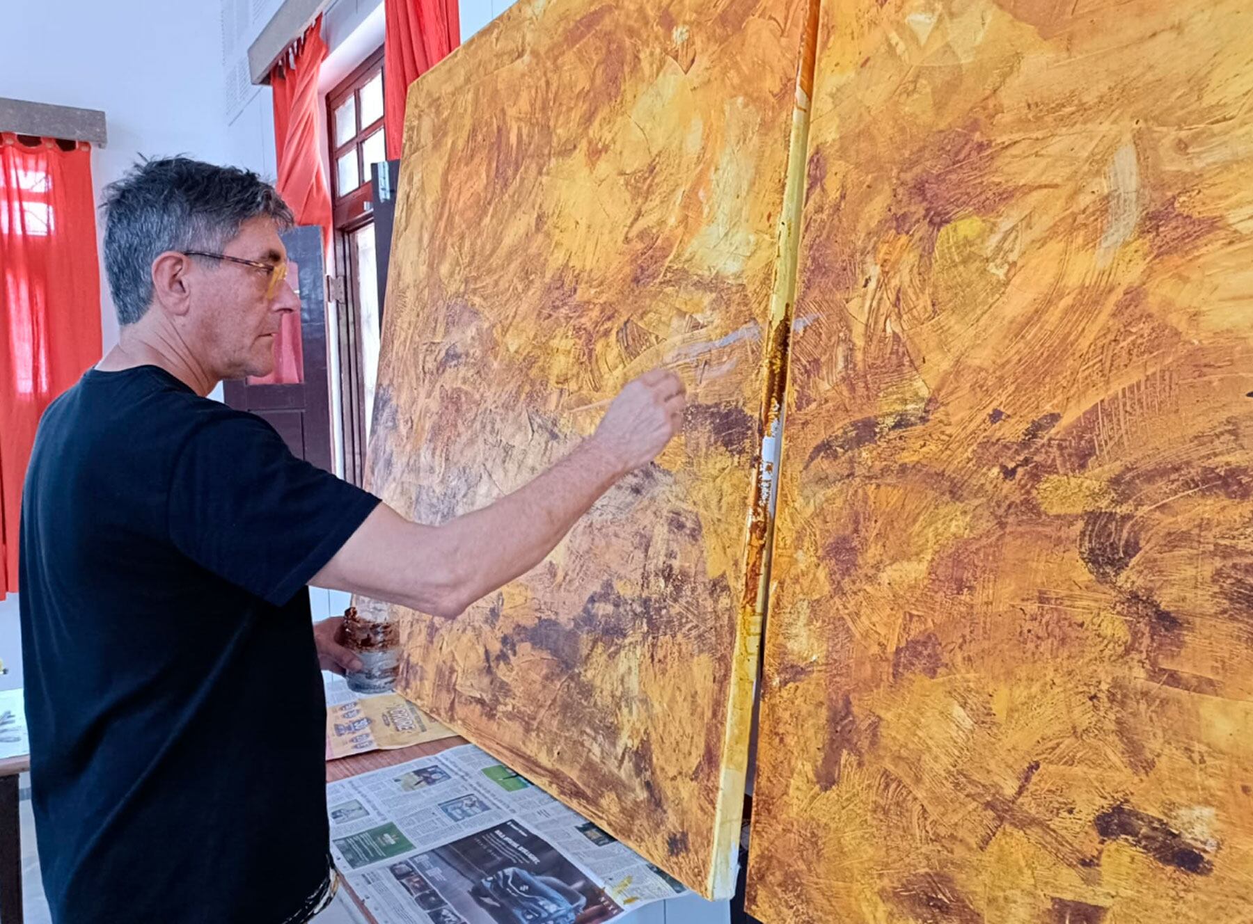 Ximo Canet pintant un dels seus quadres de grans dimensions a La Índia