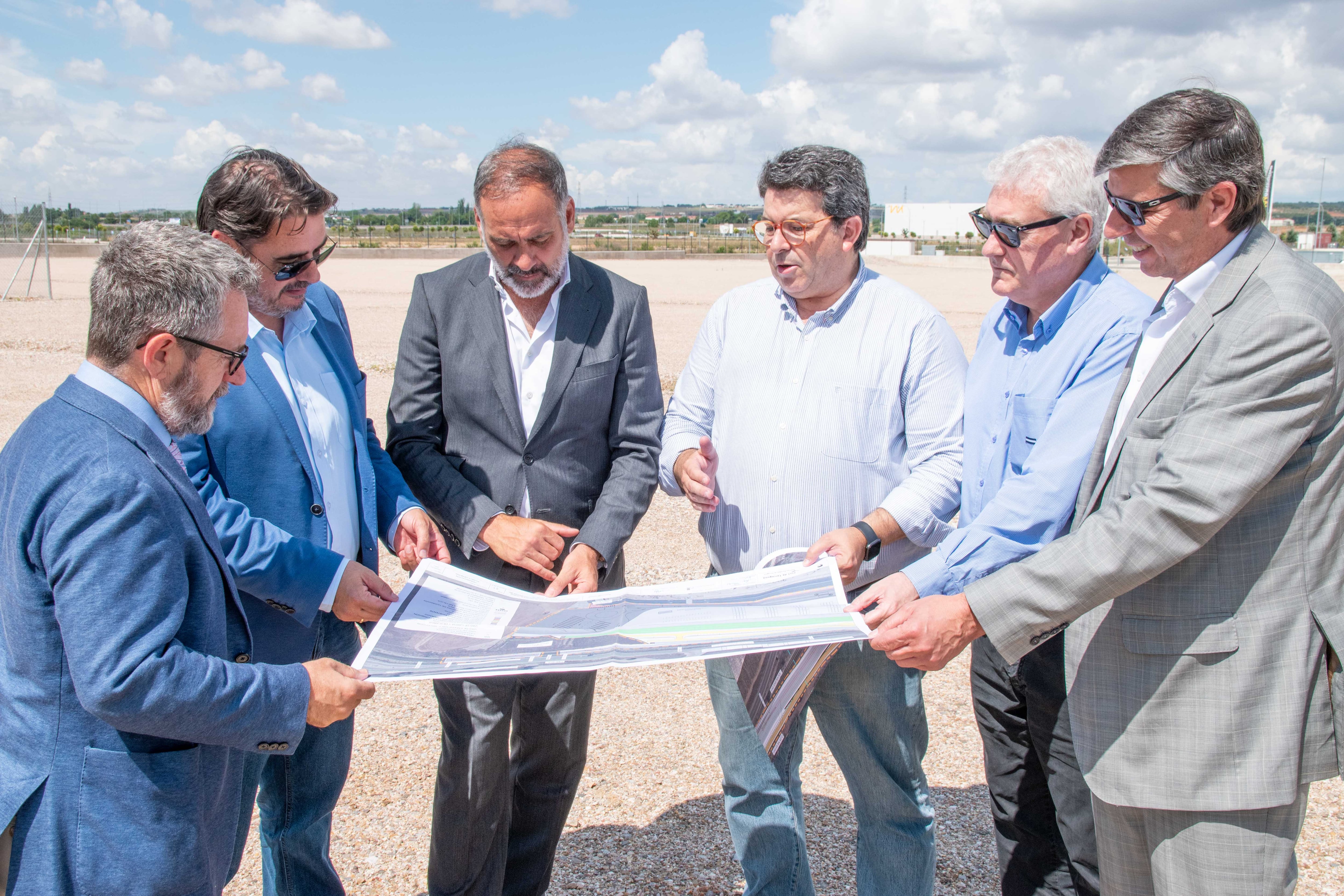 Representantes de Por Tarragona, Marchamalo y Hi Real Estate visionando los planos