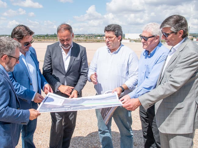 Representantes de Por Tarragona, Marchamalo y Hi Real Estate visionando los planos