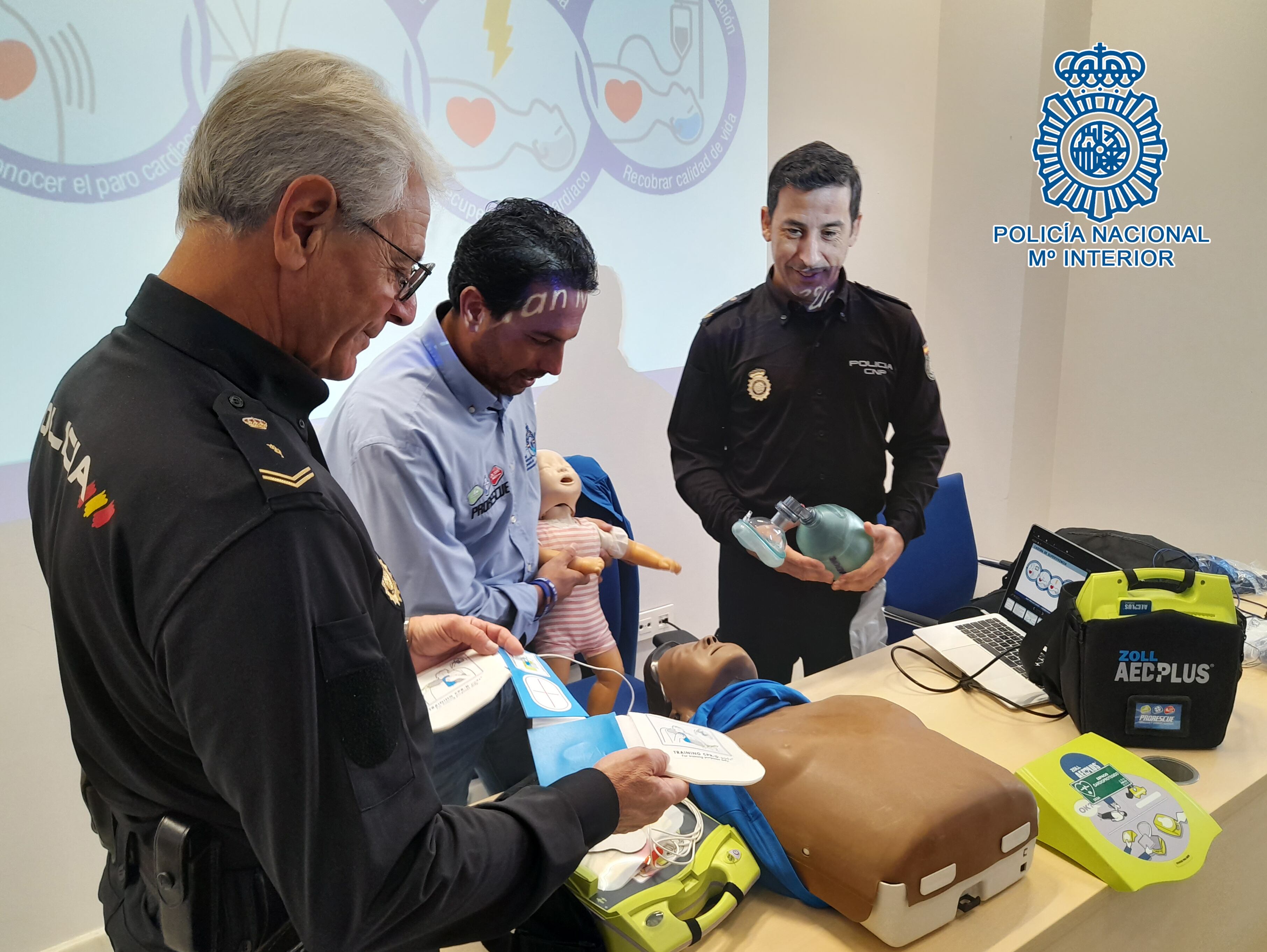 Agentes durante el curso de certificación del uso del desfibrilador / Policía Nacional de Jerez