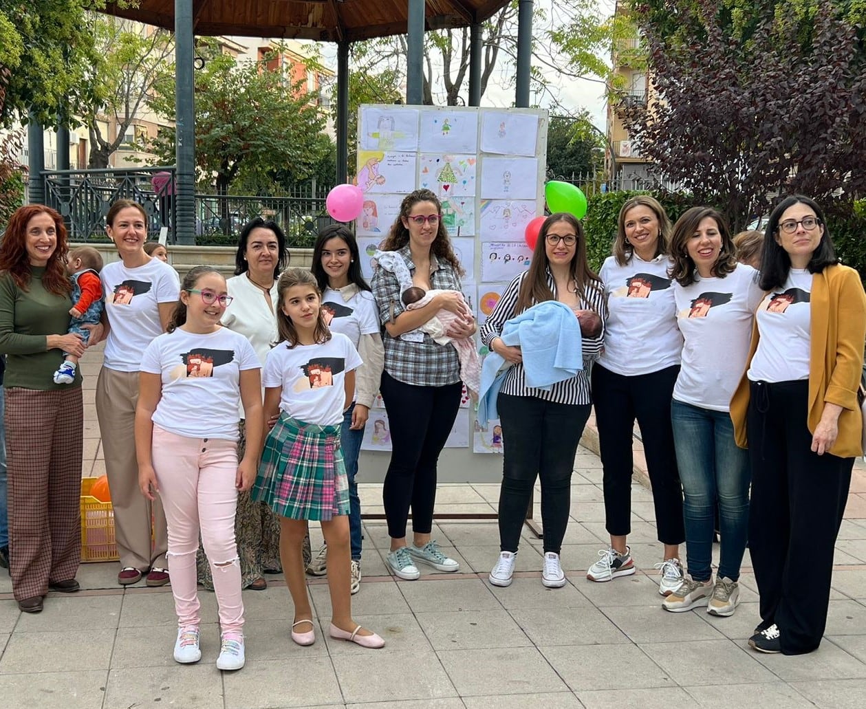 Algunas  madres participantes con voluntarias en el encuentro del domingo en el Paseo Primero de Mayo