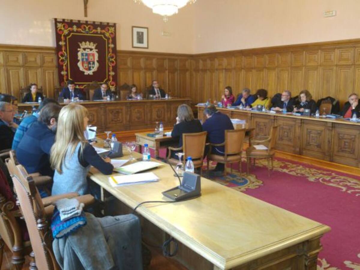 El remanente municipal y la reforma del Pabellón centran el debate del pleno del Ayuntamiento