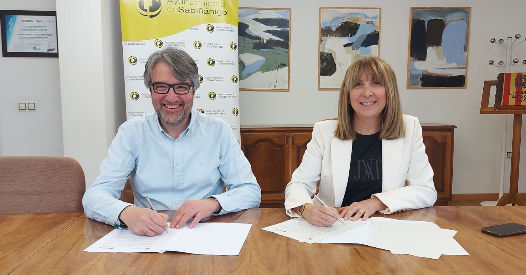 Firma del convenio entre el Ayuntamiento de Sabiñánigo y el CC Edelweis