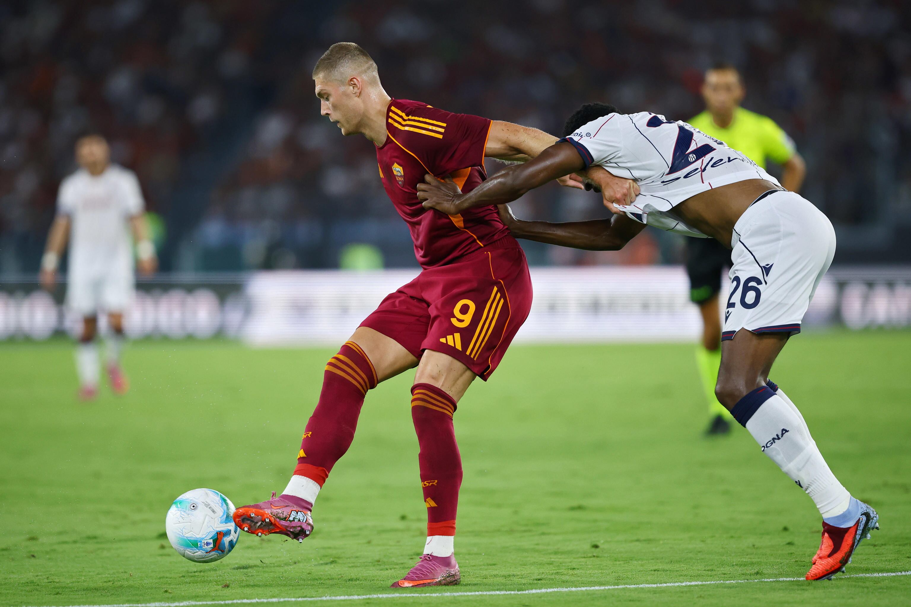 ROME (Italy), 23/08/2025.- Artem Dovbyk of Roma (L) in action against Jhon Lucumi of Bologna during the Serie A soccer match between AS Roma and Bologna FC, in Rome, Italy, 23 August 2025. (Italia, Roma) EFE/EPA/FEDERICO PROIETTI