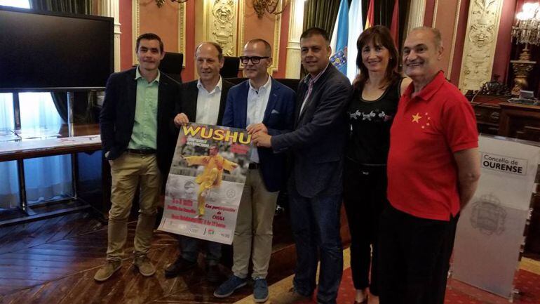 Presentación del curso gratis de Taichi, en el Concello de Ourense, con autoridades. loocales, provinciales y autonómicas, con el maestro Gago