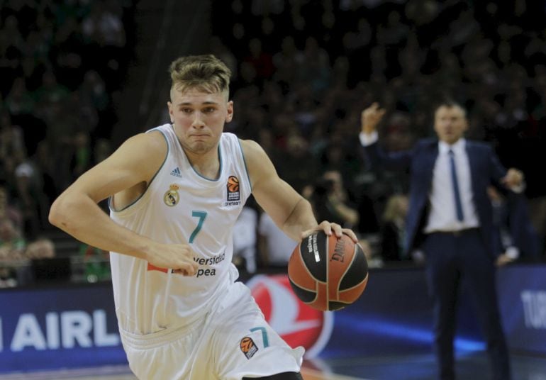 El base esloveno del Real Madrid Luka Doncic, durante un encuentro de la Euroliga de baloncesto frente al Zalgiris en Kaunas.