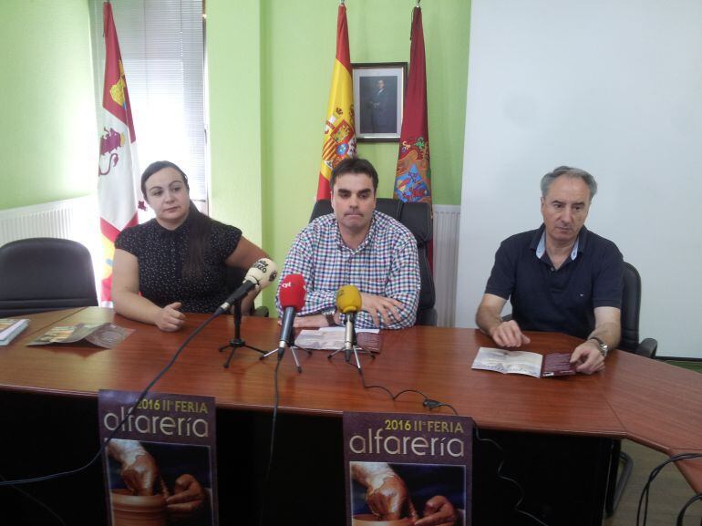 El alcalde durante la presentación de la Feria de Alfarería 