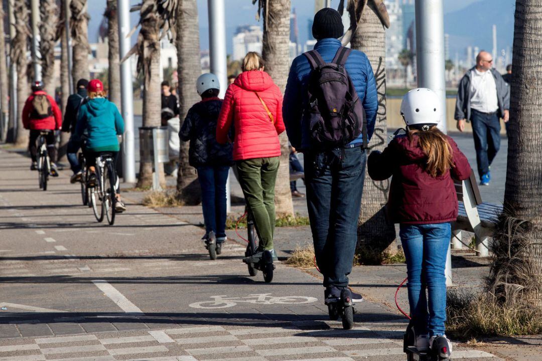 Una família circula pel carril bici de Barcelona amb diferents tipus de vehicles de dues rodes.