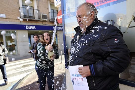 José Ramón Núñez, responsable de la administración de loterías situada en la Plaza de la Constitución de Mora (Toledo)