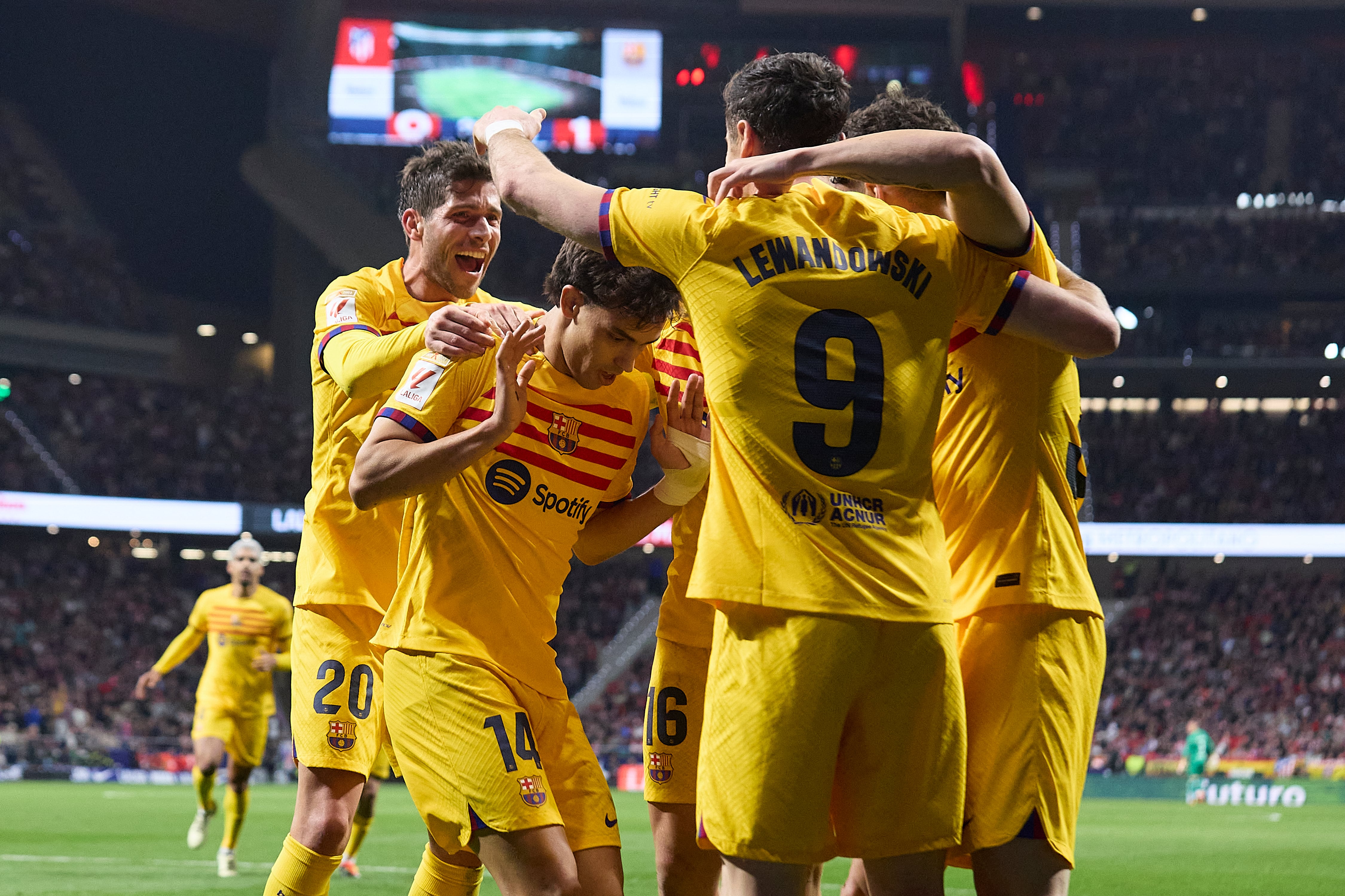 Los futbolistas del FC Barcelona celebran el tanto de João Félix en el Metropolitano. (Photo by Alvaro Medranda/Quality Sport Images/Getty Images)