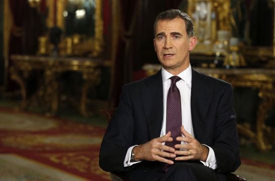 *EMBARGADA HASTA LAS 21:15 HORA ESPAÑOLA (20:15 GMT)* GRA071. MADRID, 24/12/2015.- El rey Felipe VI se dirige a los españoles en su segundo mensaje de Navidad, en el que expresa a todos los ciudadanos sus convicciones, deseos y compromisos para el nuevo año. Este año el monarca ha grabado su discurso en el salón del Trono del Palacio Real, en Madrid. EFE/Angel Díaz ***POOL***