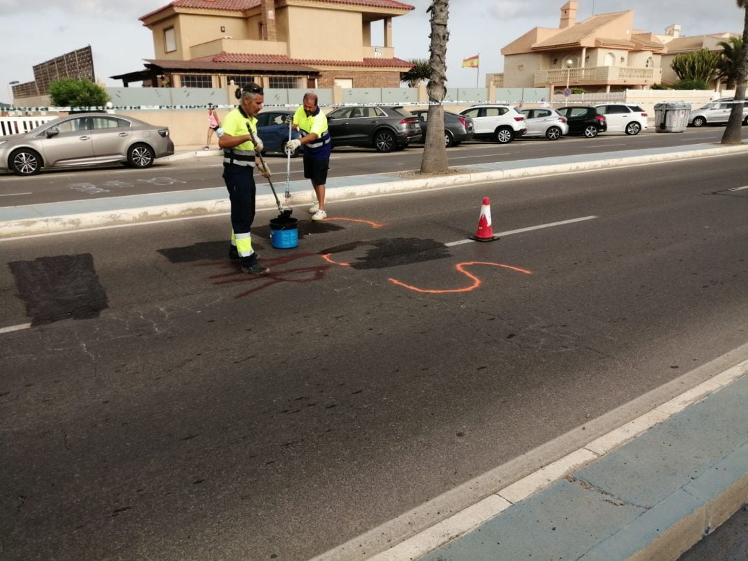 Imánge del borrado de pintadas con el mensaje SOS Mar Menor