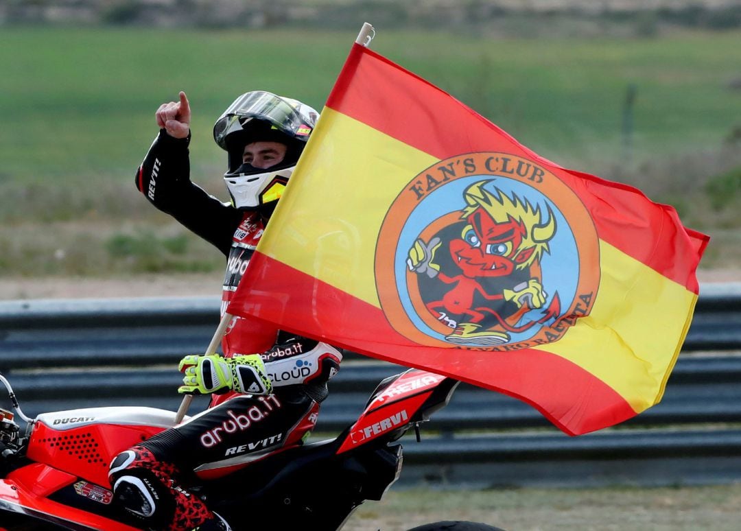 Álvaro Bautista celebra el triunfo en Alcañiz.