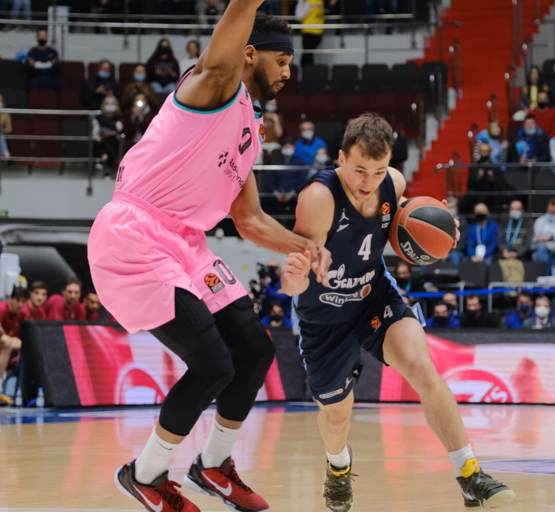 Kevin Pangos logra desbordar a Brandon Davies