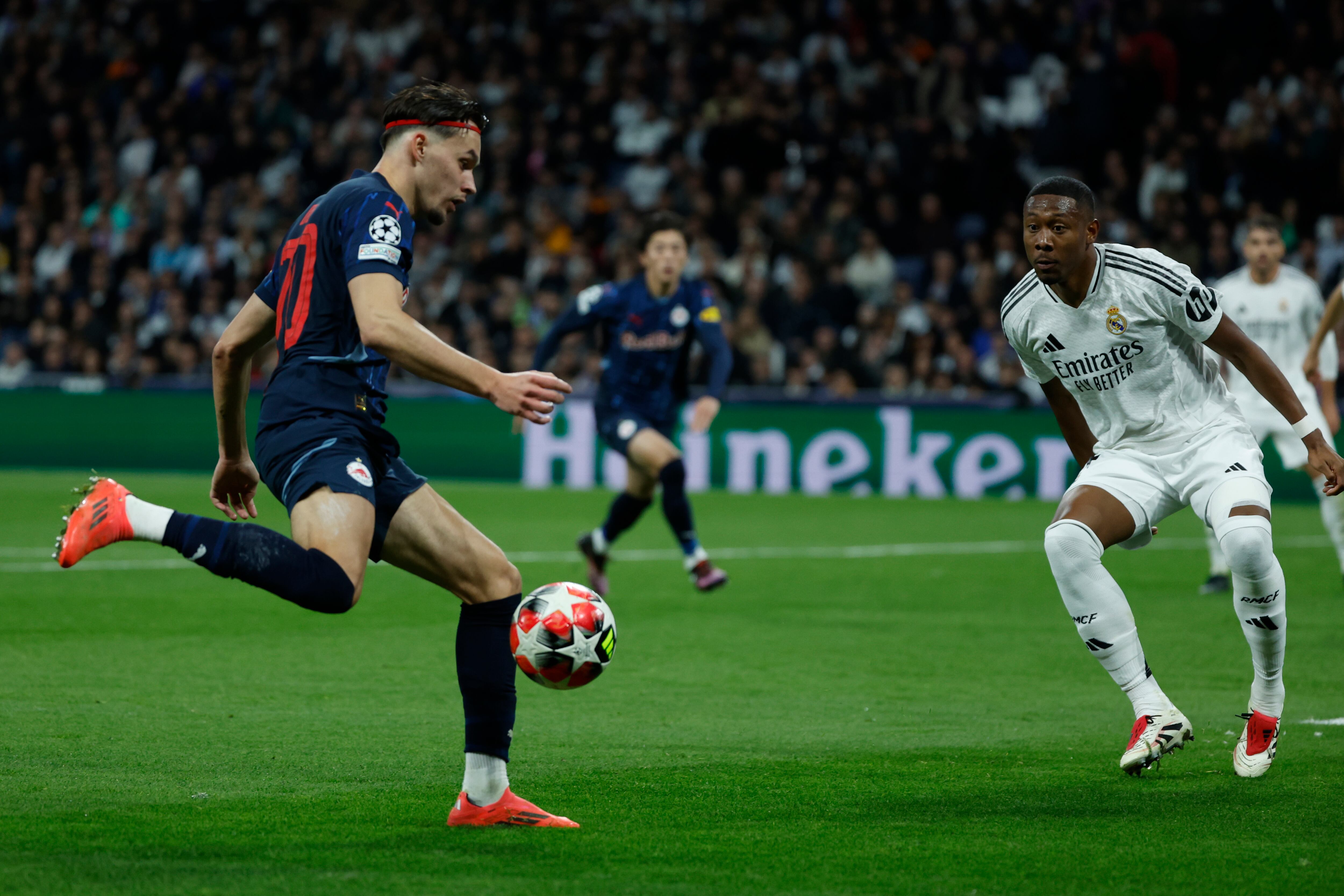 El defensa bosnio del Salzburgo Amar Dedic (i) centra el balón ante David Alaba.