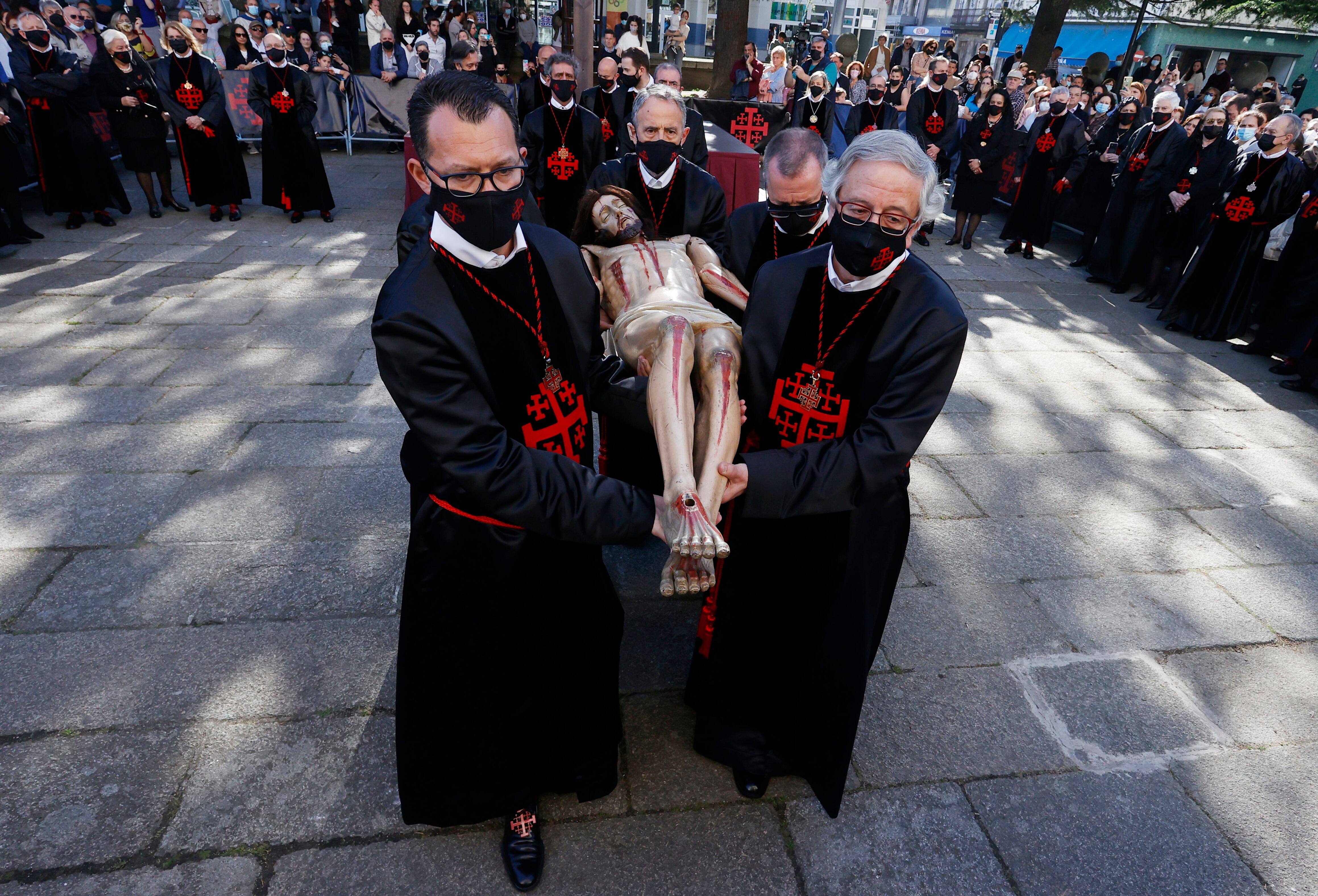 FERROL (A CORUÑA), 15/04/2022.- El Viernes Santo alcanza uno de sus momentos más importantes con la procesión del Santo Entierro que recupera tras más de un siglo la tradición del Desenclavo. EFE/kiko delgado
