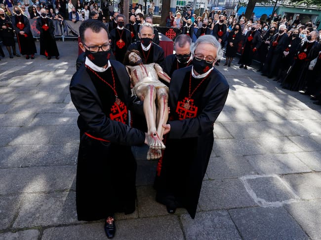 FERROL (A CORUÑA), 15/04/2022.- El Viernes Santo alcanza uno de sus momentos más importantes con la procesión del Santo Entierro que recupera tras más de un siglo la tradición del Desenclavo. EFE/kiko delgado