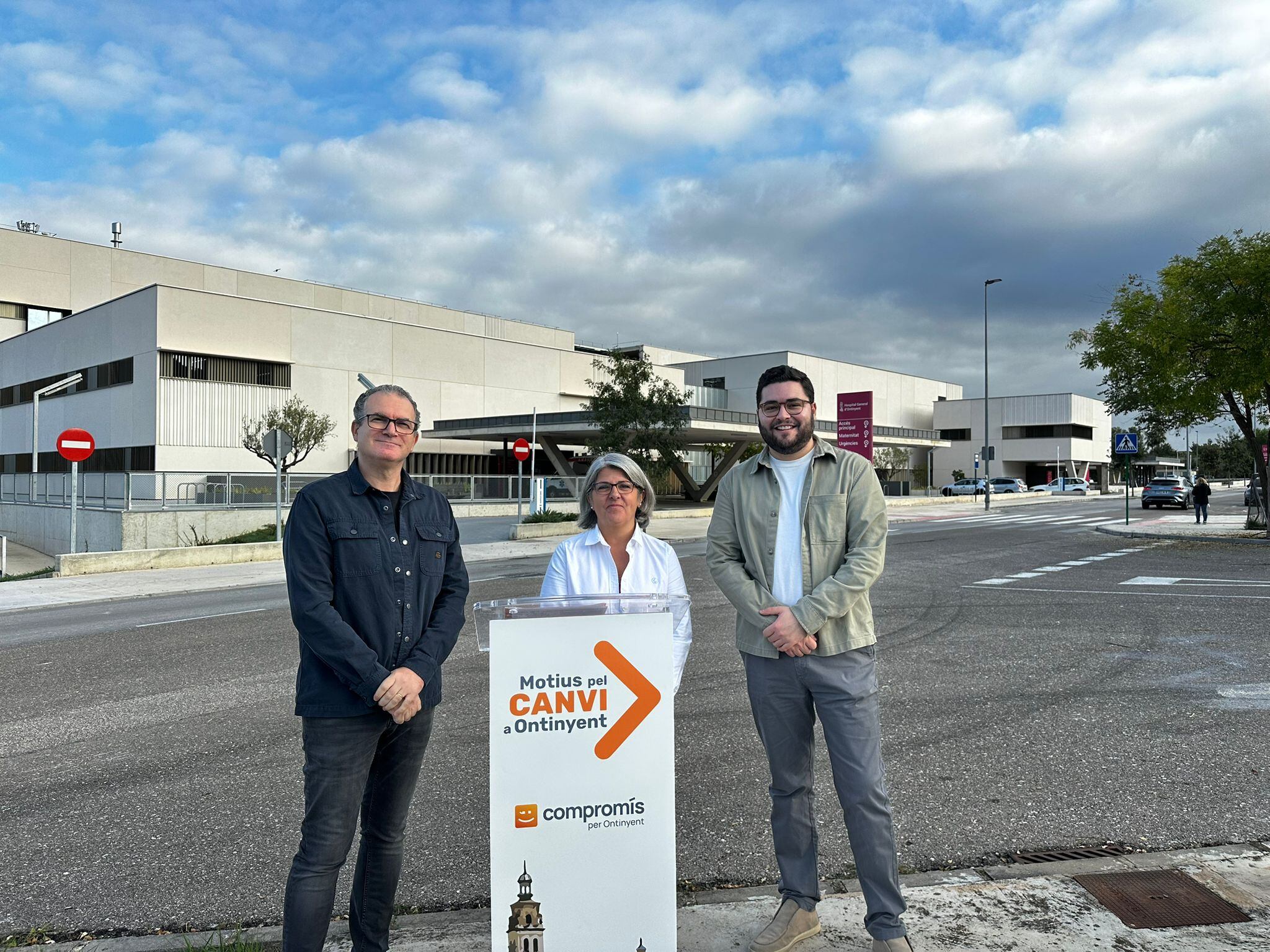 Nicolau Calabuig, Helena Gandia y Gabriel Portero, de Compromís per Ontinyent, durante la presentación de la moción para un acceso ciclopeatonal seguro al nuevo hospital