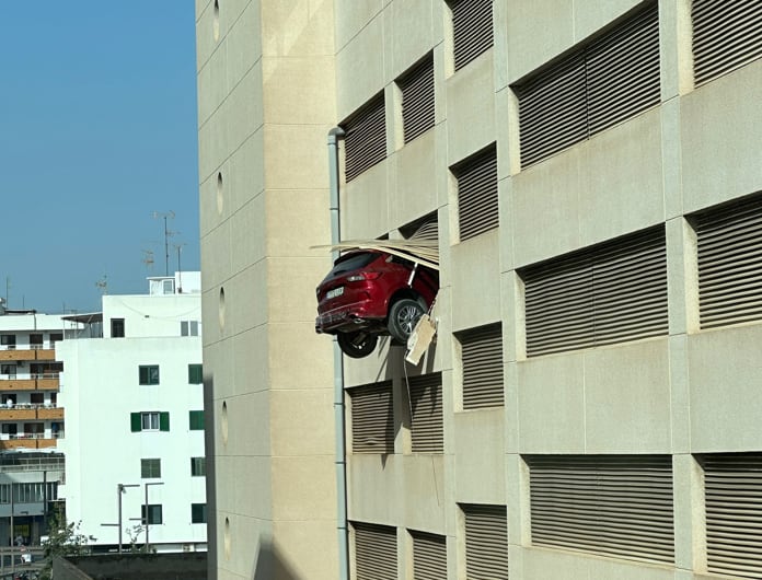 Imagen del vehículo suspendido en el aire.