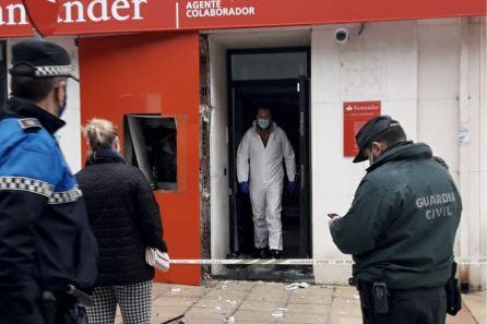 Los tedax salen de la sucursal del Santander en Toral de los Vados