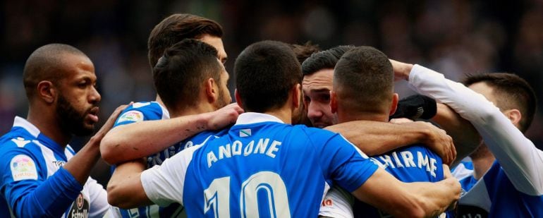 Los jugadores del Deportivo festejan el gol de su compañero Adrián López