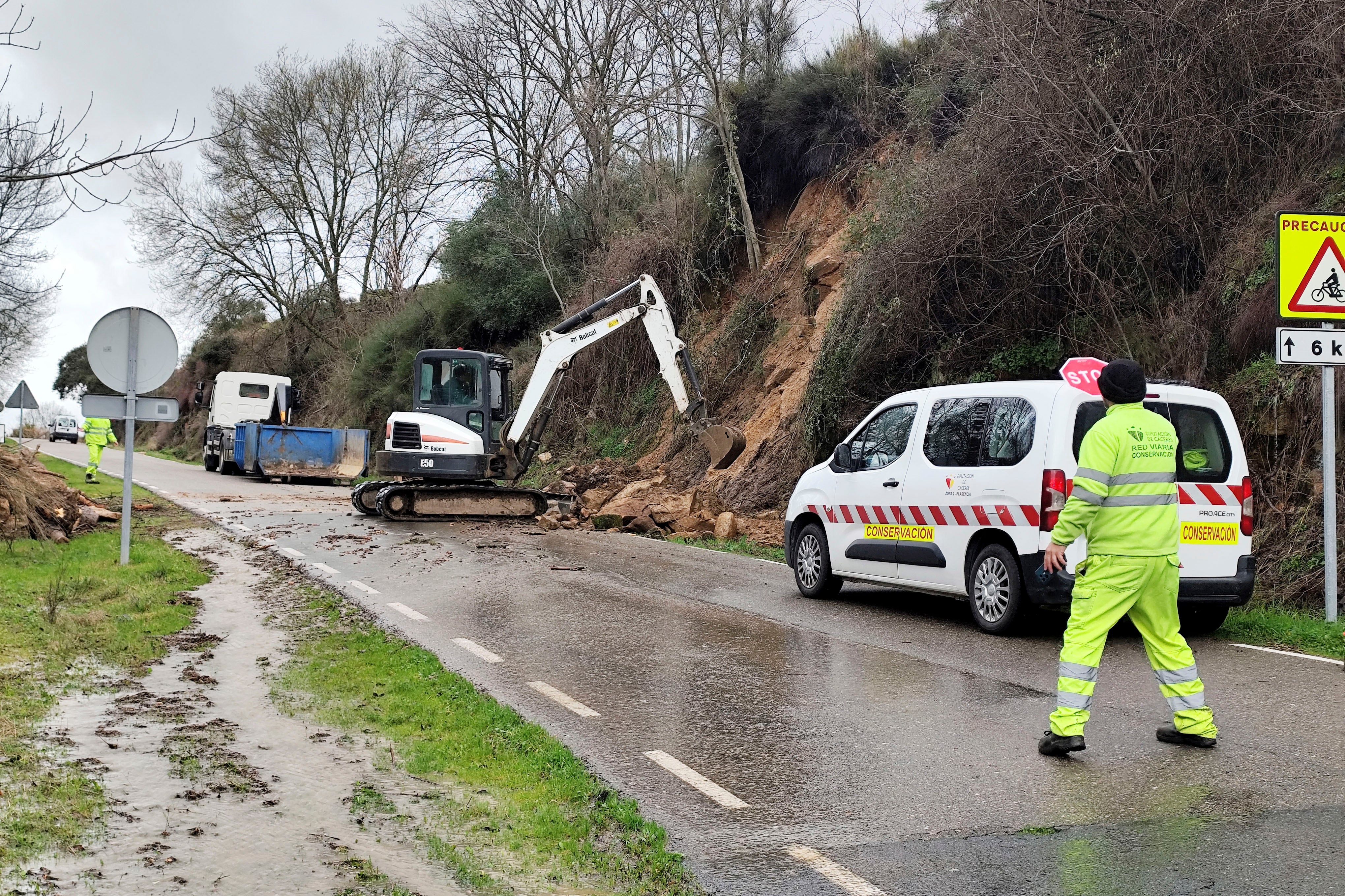 EL TORNO (CÁCERES), 05/02/2026.- Operarios trabajan en la zona de un desprendimiento que ha afectado a la carretera que une la N-110 con la localidad cacereña de El Torno. El paso del frente asociado a la borrasca 'Leonardo' se ha dejado sentir en el norte de Cáceres, que se encuentra en alerta naranja por lluvia y viento. EFE/EDUARDO PALOMO