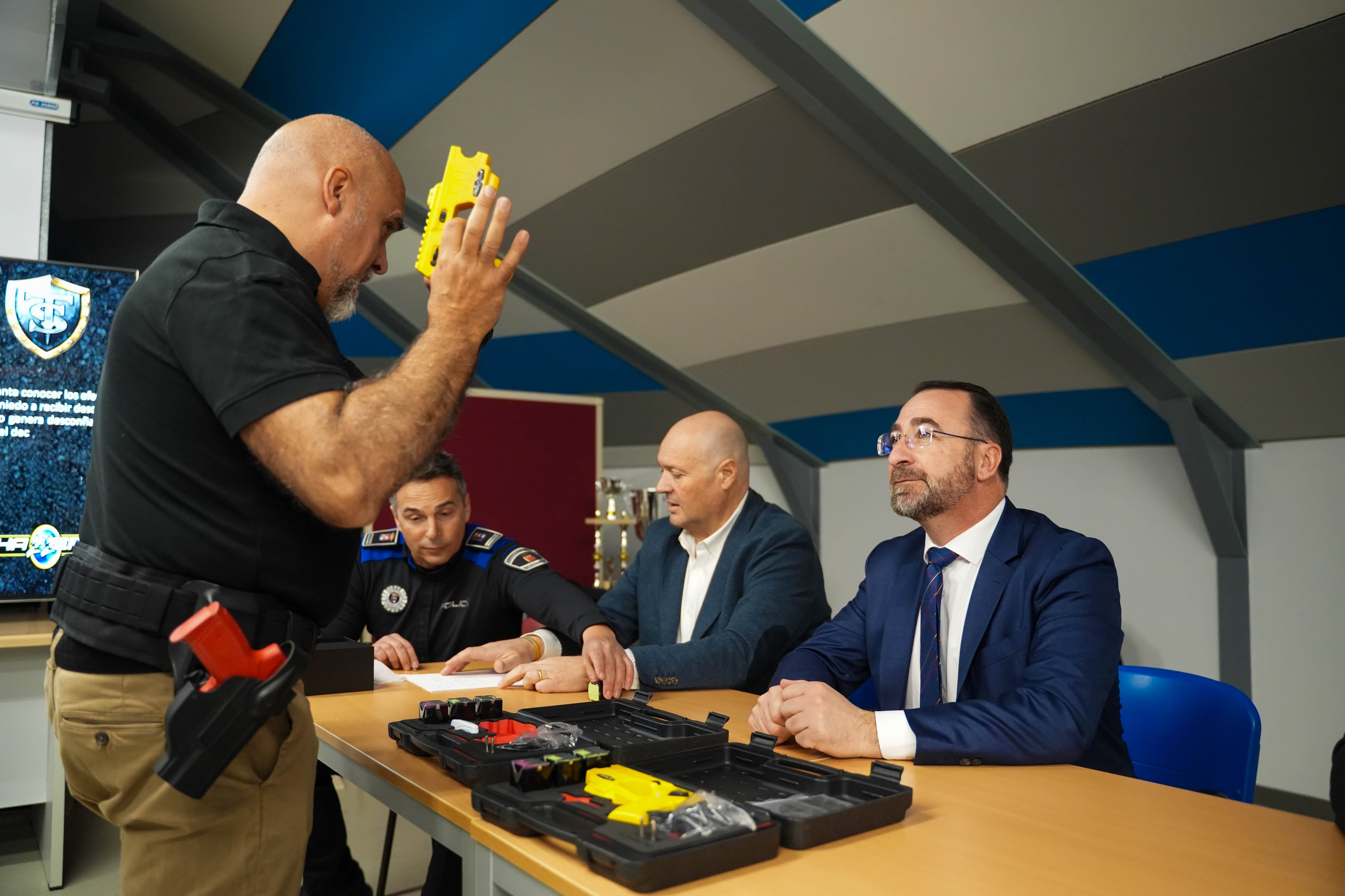 La Policía Local de Colmenar Viejo incorpora nuevas pistolas ‘táser’