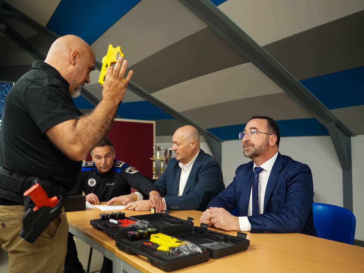 La Policía Local de Colmenar Viejo incorpora nuevas pistolas ‘táser’