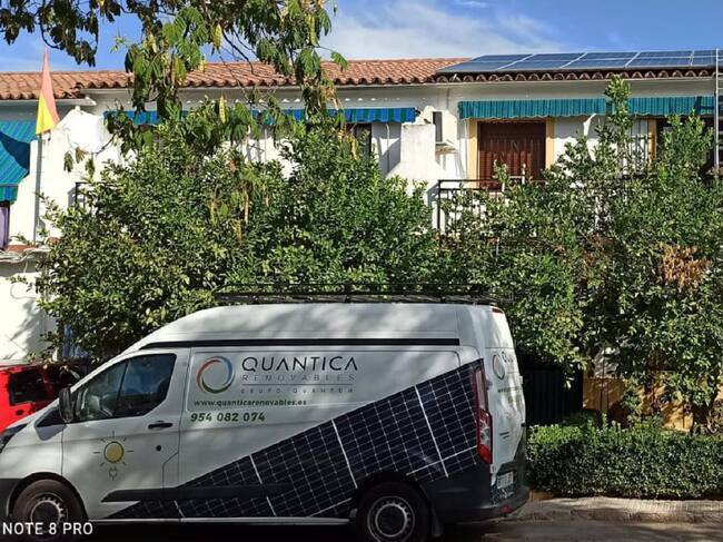 Imagen de la vivienda de Mª Carmen Valverde con las placas en el tejado instaladas por QUANTICA Renovables