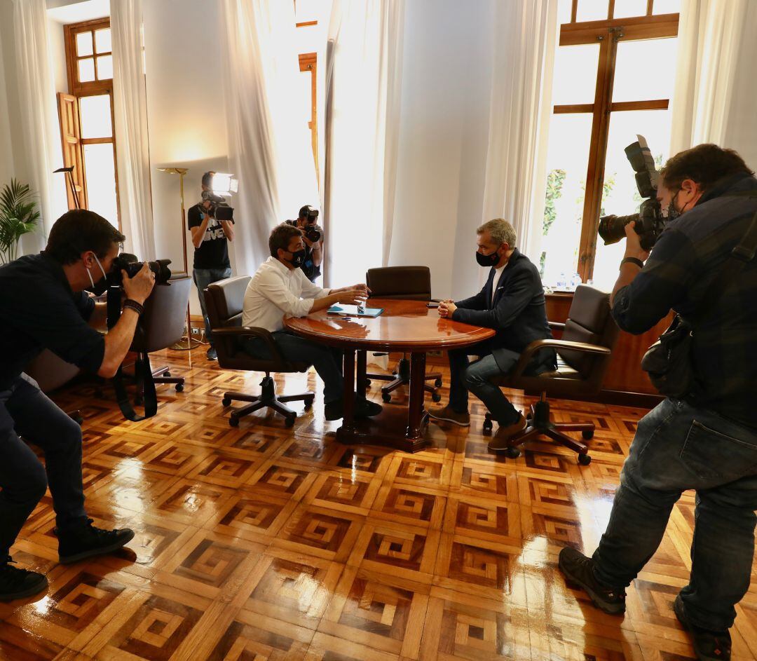 El presidente de la Diputción, Carlos Mazón, (i) ha recibido hoy al sindic de Ciudadanos en Les Corts, Toni Cantó.