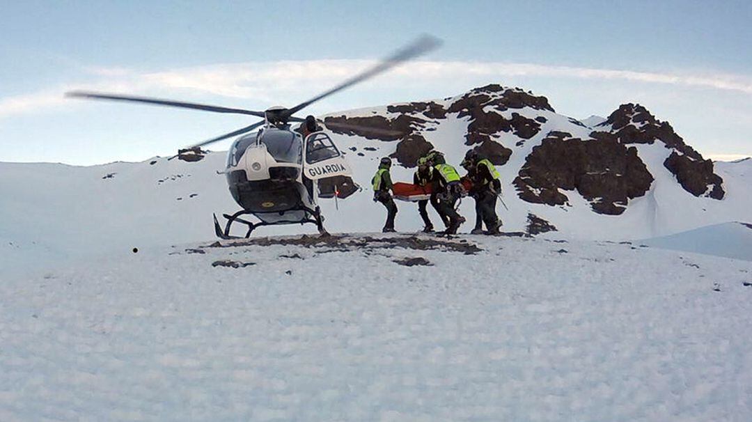 Efectivos de la Guardia Civil evacúan al montañero accidentado