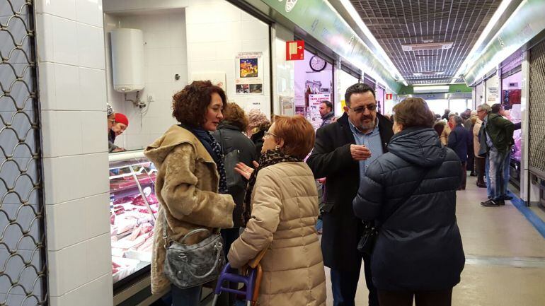 La alcaldesa y el concejal de comercio charlan con dos vecinas