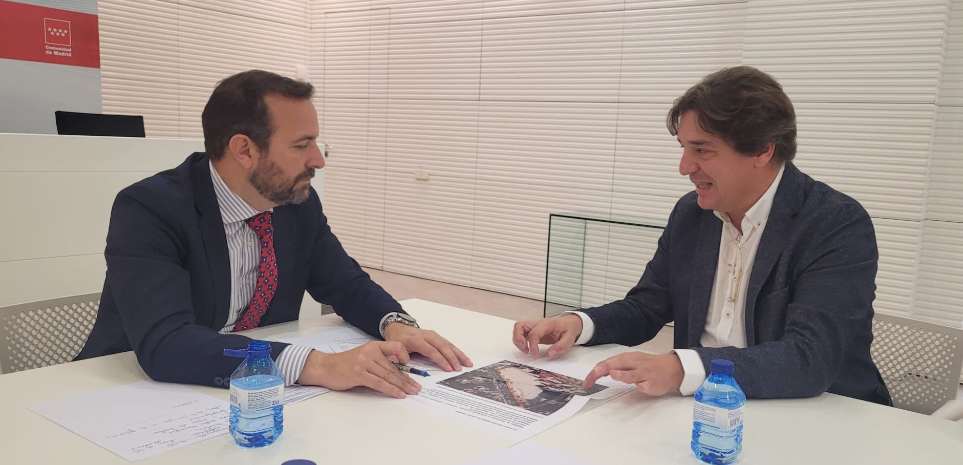 Reunión entre el viceconsejero de Política y Organización Educativa de la Consejería de Educación, Ciencia y Universidades de la Comunidad de Madrid, José Carlos Fernández y el alcalde de Fuenlabrada, Javier Ayala.