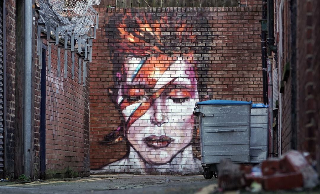 Un mural con el retrato del artista David Bowie.