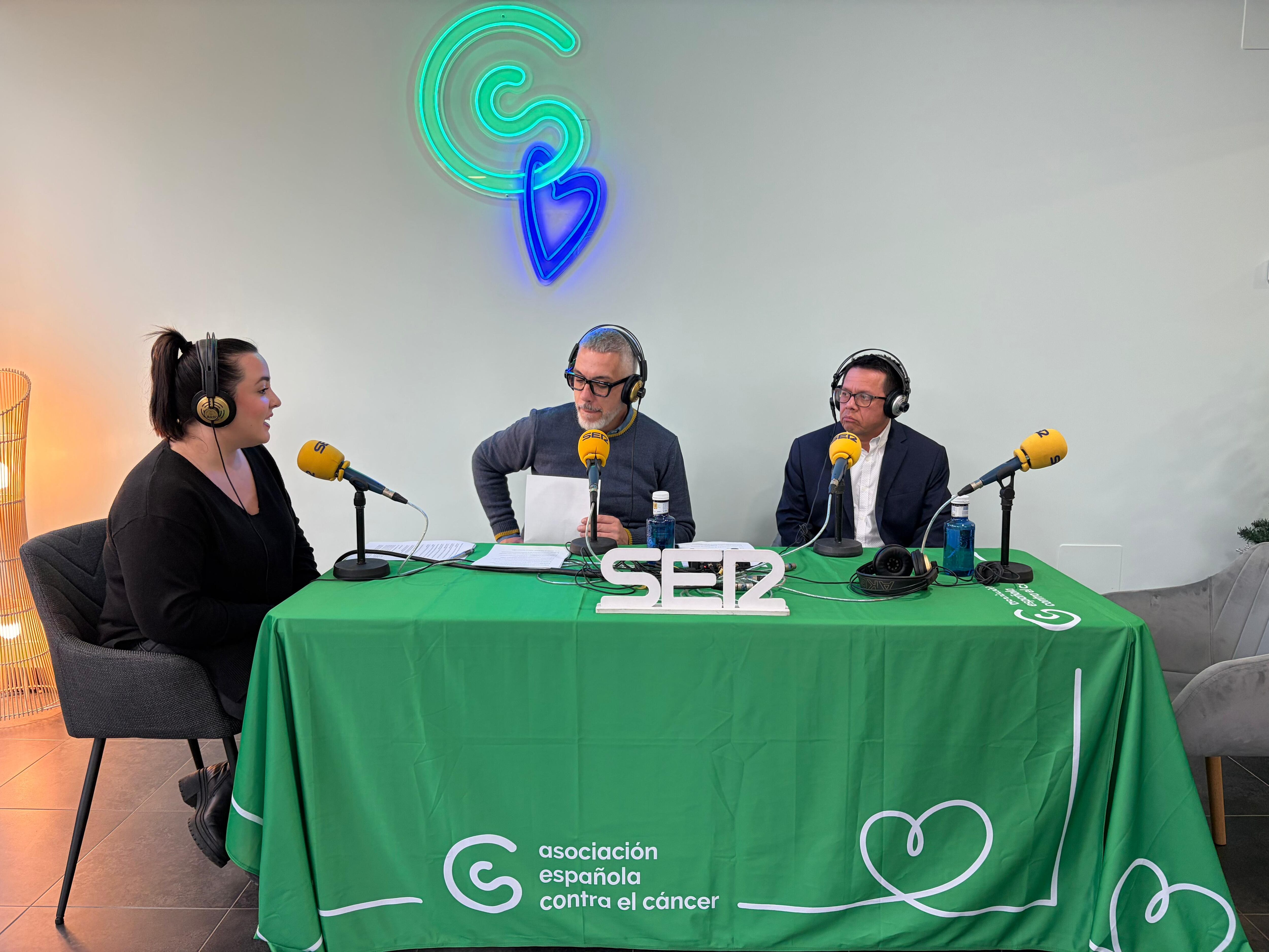 María Paredes (izq.), coordinadora general de voluntariado, y Javier Tantalean (drcha.), voluntario del programa 'Ciencia para Todos'. Radio Murcia.