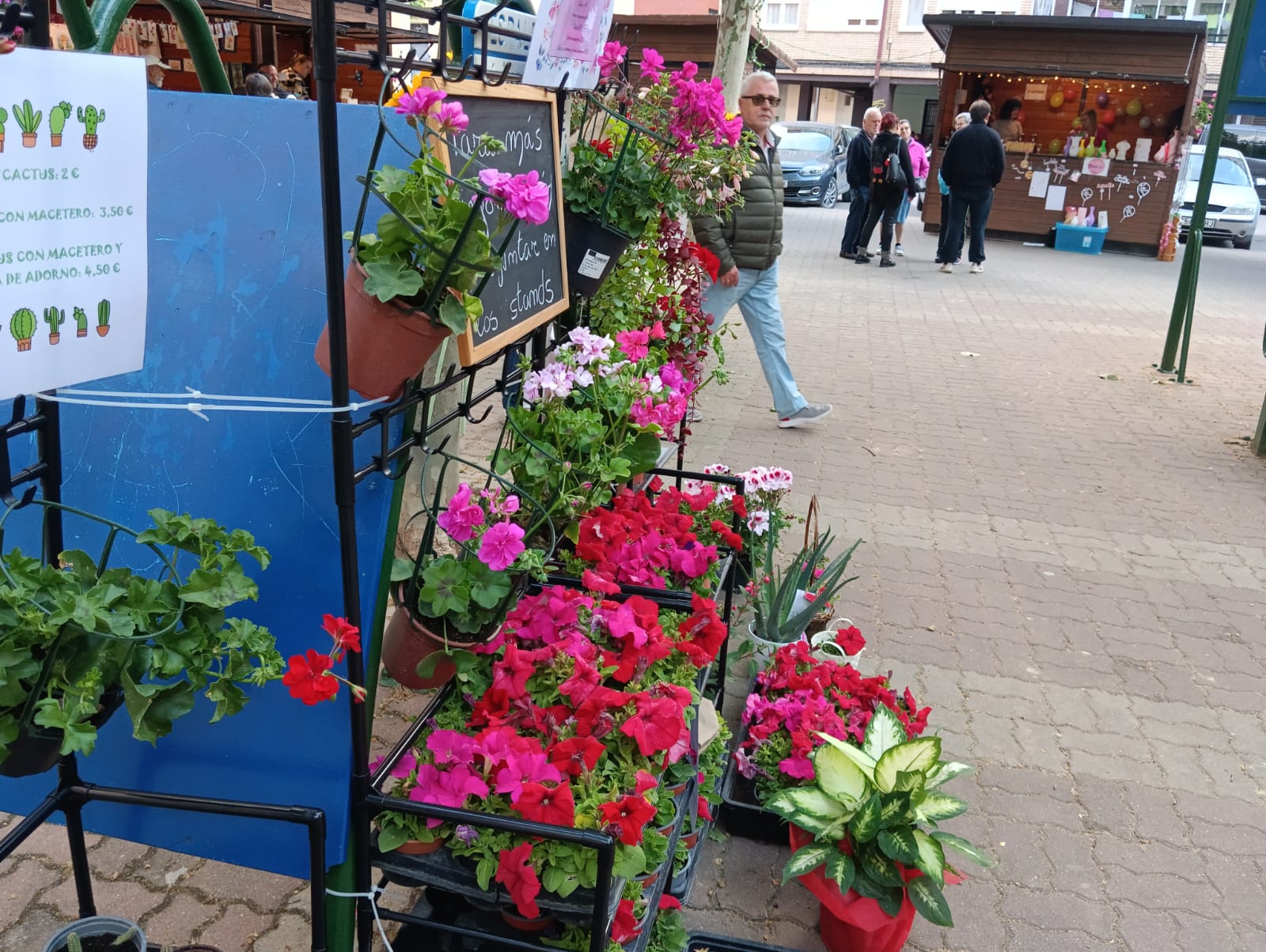 Las flores dan ambiente a esta original feria