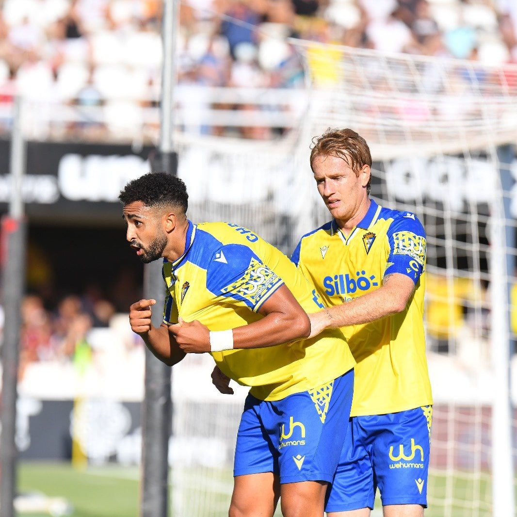 Chris Ramos junto a Álex Fernández celebrando su segundo gol frente al Cartagena.