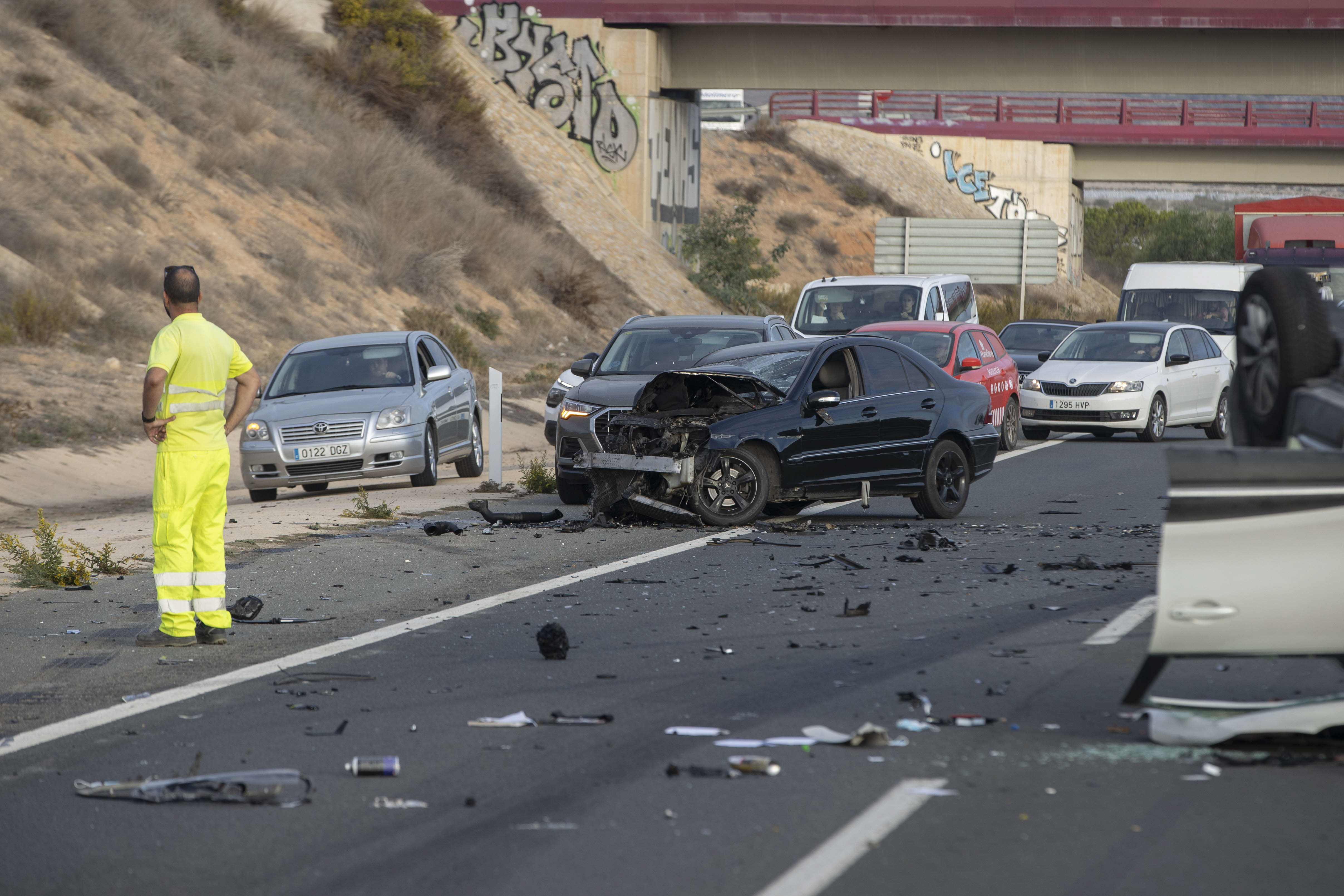 MURCIA, 22/10/2024.- Un vehículo en sentido contrario en la autovía A-30, a la altura de la salida del aeropuerto de Corvera, ha provocado este martes un grave accidente al chocar contra otro turismo que conducía el diputado socialista Miguel Ángel Ortega, que se dirigía al pleno de la Asamblea Regional de Murcia, donde era ponente de la primera moción del pleno que su grupo ha tenido que retirar. EFE/Marcial Guillén
