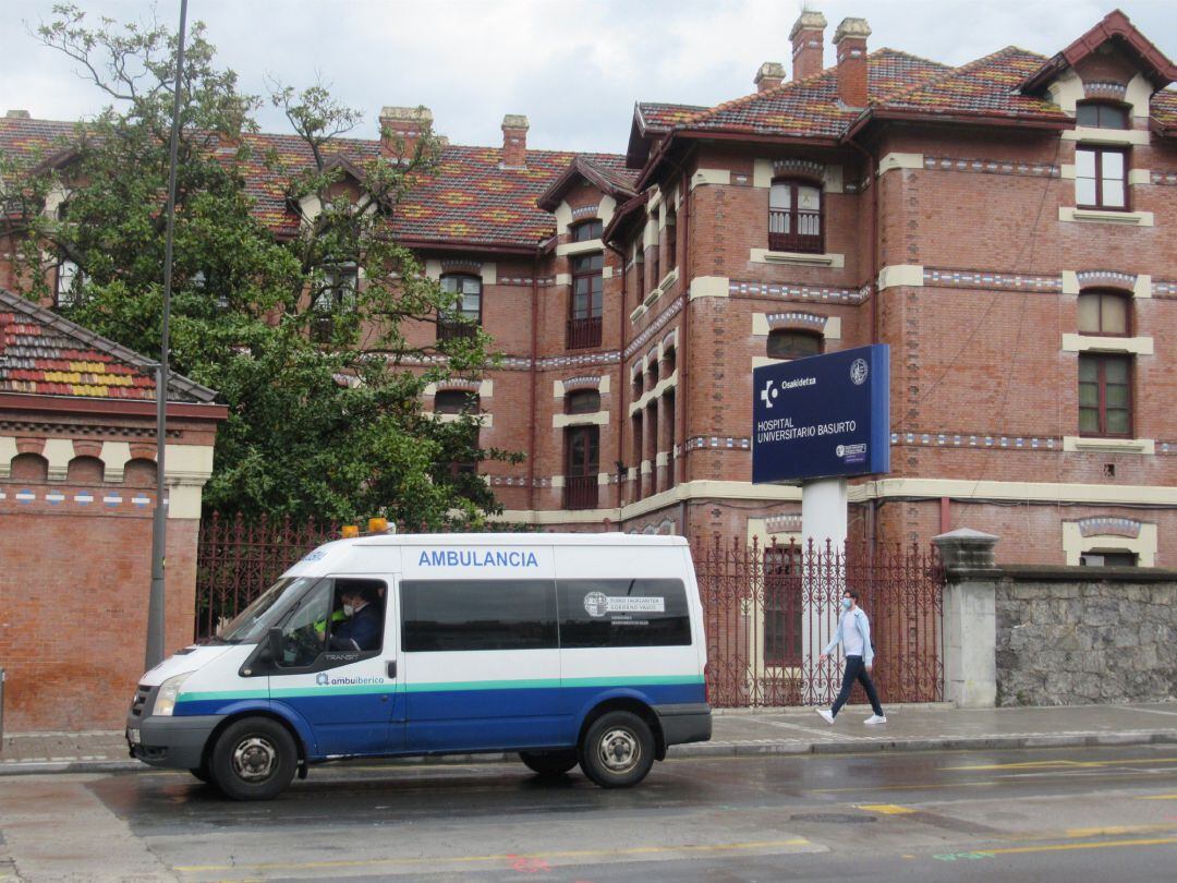 Ambulancia llegando al hospital de Basurto