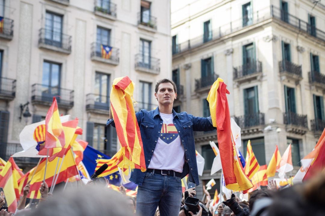 El presidente de Ciudadanos, Albert Rivera, con dos banderas españolas en la concentración bajo el lema &#039;¡Basta ya! Justicia y convivencia&#039;