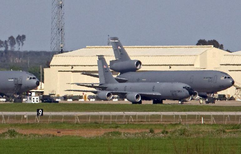 Naves en las pistas del aeropuerto de la base