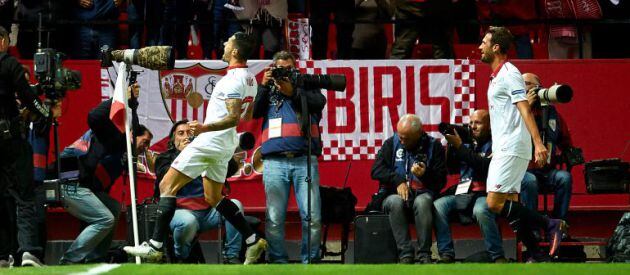 Pancarta de los Biris en el campo del Sevilla FC