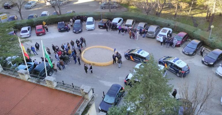 Varios coches de Policía Nacional frente a las puertas de Hospital del Neveral.