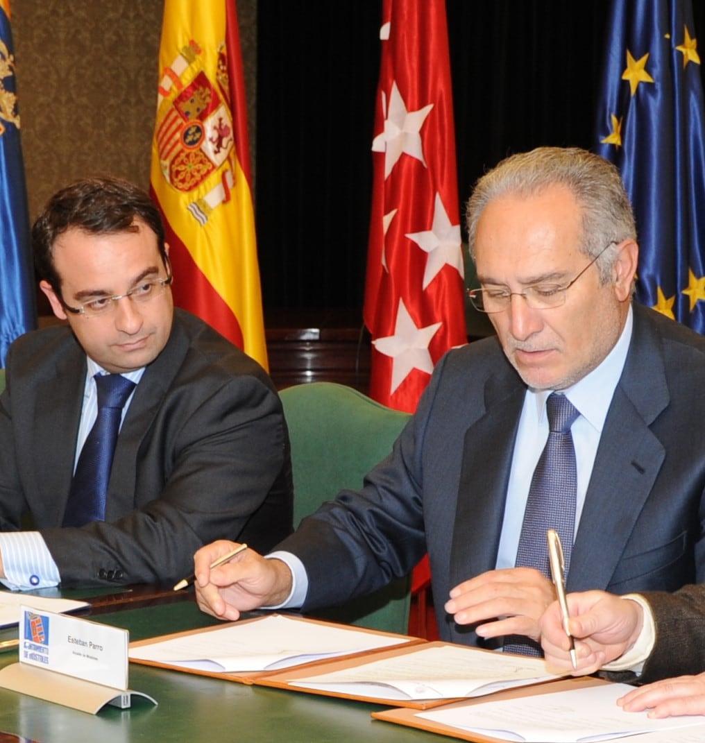 Daniel Ortiz y Esteban Parro en un acto en el Ayuntamiento de Móstoles (foto de archivo)