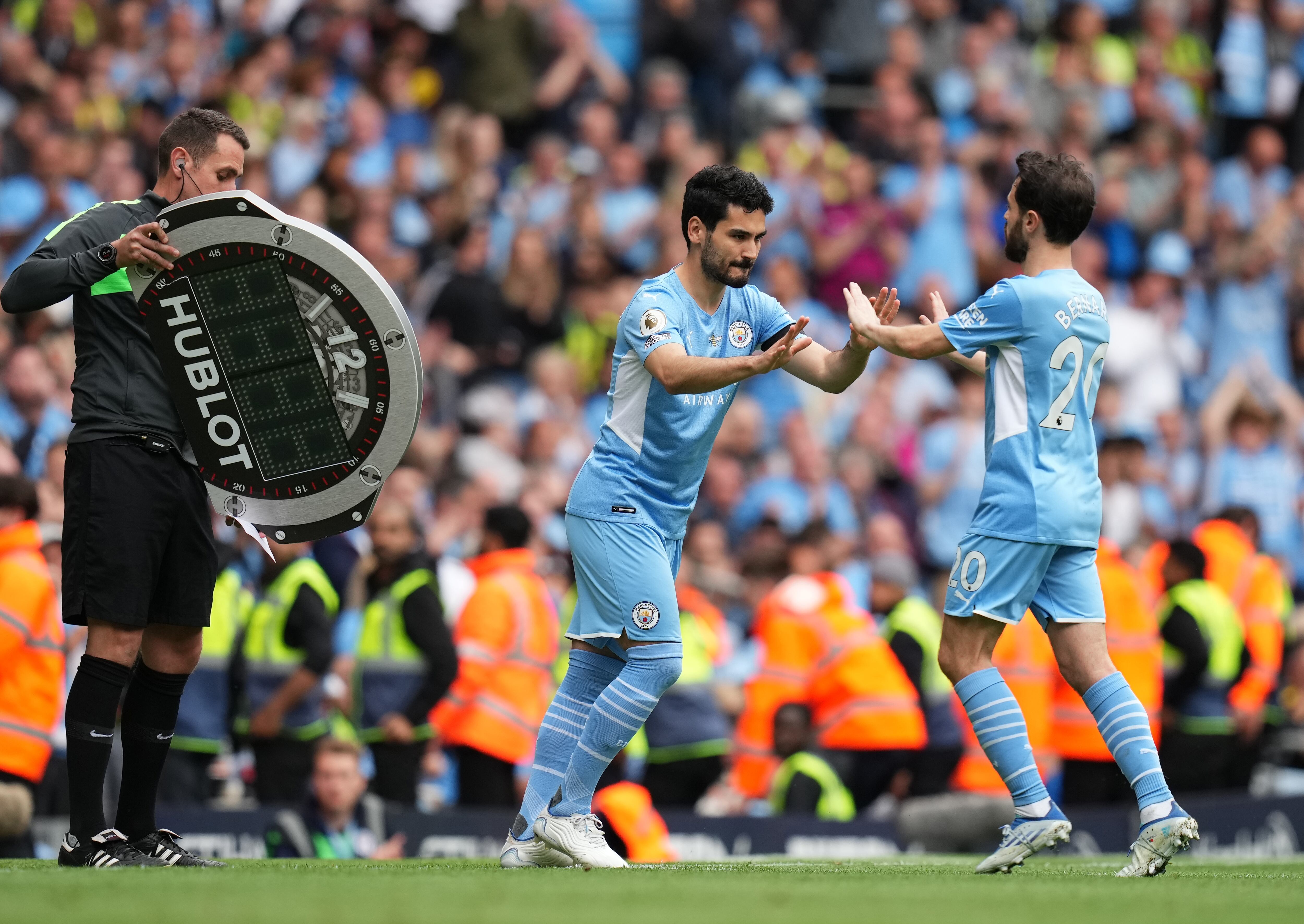 Ilkay Gundogan sustituye a Bernardo Silva durante un partido de la Premier League