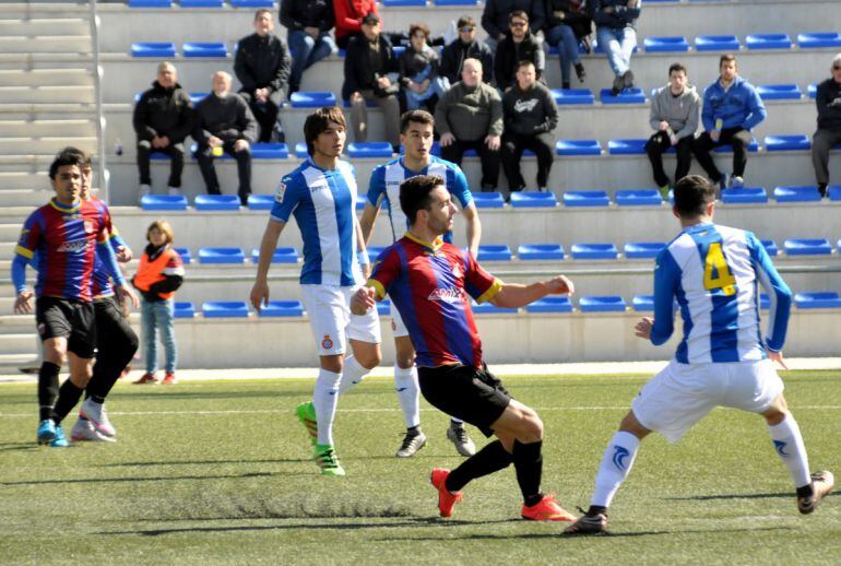 Juan Fresno despeja el balón en un partido contra el R.C.D. Espanyol B