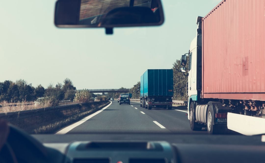 Imagen de archivo de dos camiones circulando por una carretera.